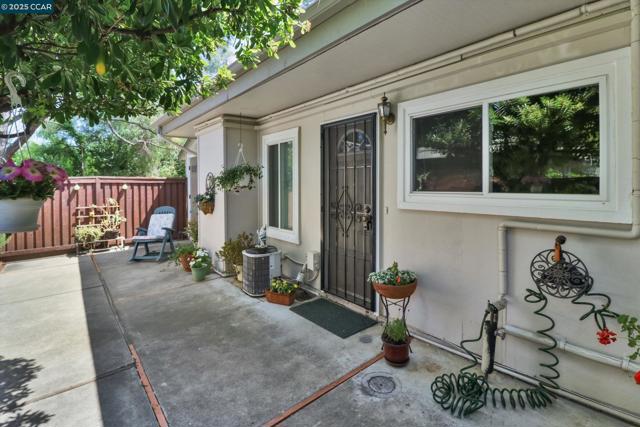 1598 Schenone Ct, Concord CA: https://media.crmls.org/mediaz/41f51301-dc0a-4a85-915e-873e4f027a26.jpg