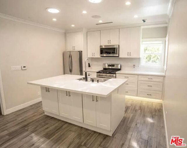 6526 San Vicente Boulevard, Los Angeles CA: https://media.crmls.org/mediaz/41f547a4-f6d4-4397-b87b-ba1f4f4a6ee9.jpg