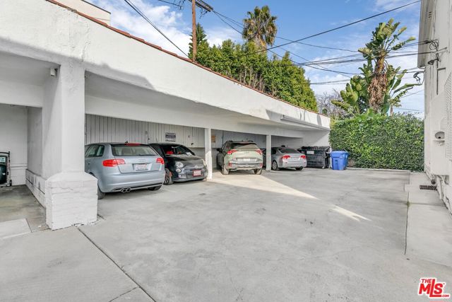 8613 W Olympic Boulevard, Los Angeles CA: https://media.crmls.org/mediaz/41f54f3f-1e66-4083-83f4-d2592b06464c.jpg