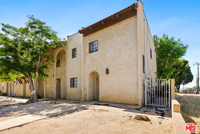 102 E Lancaster Boulevard, Lancaster CA: https://media.crmls.org/mediaz/41f62593-0845-4d56-bb69-bcb3da8ec4a3.jpg