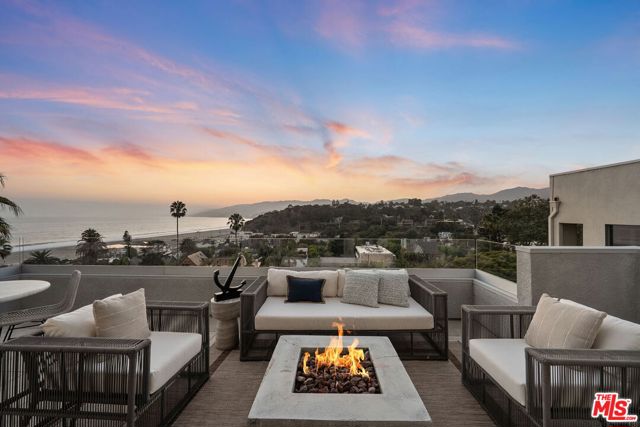 143 Ocean Avenue Ext, Santa Monica CA: https://media.crmls.org/mediaz/41f768db-534d-426d-952c-d022cbfba71b.jpg
