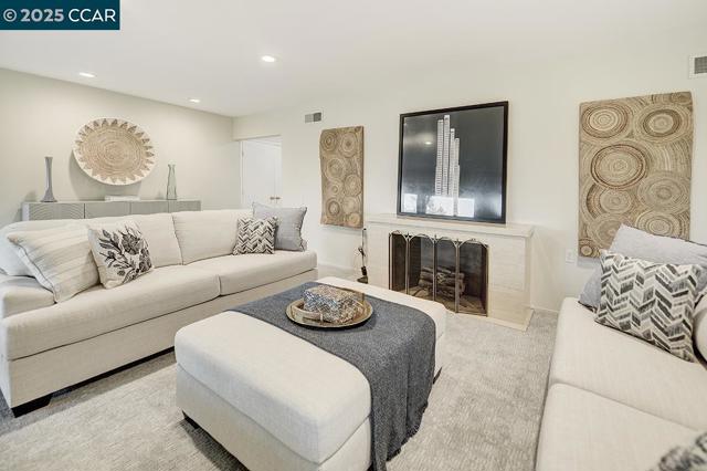 2900 Tice Creek Dr, Walnut Creek CA: https://media.crmls.org/mediaz/41f8380d-8517-4a41-b86e-79a7678a2ea1.jpg