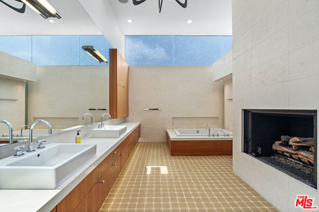 3817 Ocean Front Walk, Marina del Rey CA: https://media.crmls.org/mediaz/41f84eea-e291-461b-8ed7-cd89fe013537.jpg