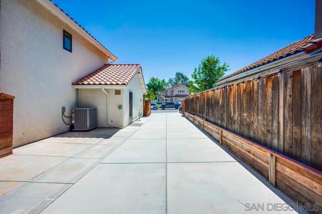 40037 Amberley Cir, Temecula CA: https://media.crmls.org/mediaz/41f869f3-9a05-418d-af06-60ac1fe270a0.jpg