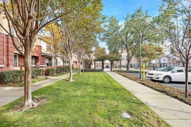 710 City Walk Pl, Hayward CA: https://media.crmls.org/mediaz/41f8b89a-c033-4c34-a8e6-3cafe083b2da.jpg