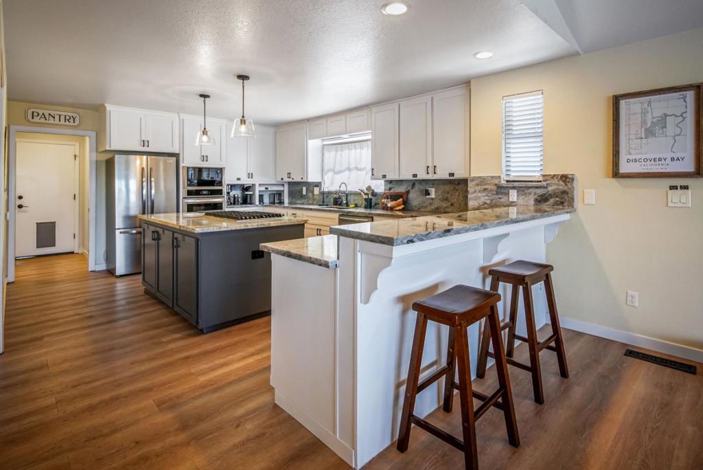 https://media.crmls.org/mediaz/41f8c62f-b13e-4f84-add2-9656af2af587.jpg?preset=X-Large