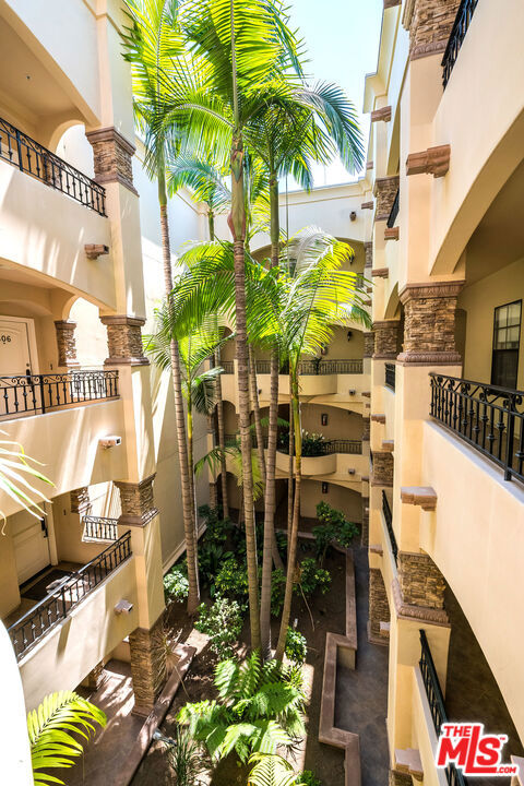 12026 Hoffman Street, Studio City CA: https://media.crmls.org/mediaz/41f8d4a4-f91a-4a8d-92ff-8a52d93536ec.jpg