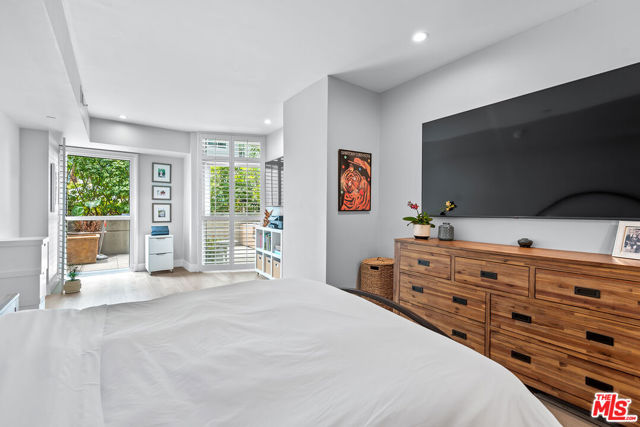 13600 Marina Pointe Drive, Marina del Rey CA: https://media.crmls.org/mediaz/41f98509-7a01-40a4-bf5e-82d5a90c49e8.jpg