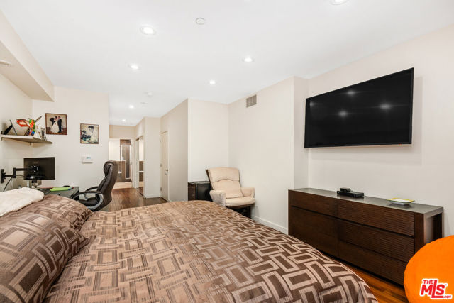 2111 S Beverly Glen Boulevard, Los Angeles CA: https://media.crmls.org/mediaz/41fa1007-d494-43fe-82f6-4d055acf5b01.jpg