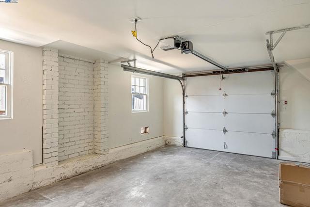 6927 Sunkist Dr, Oakland CA: https://media.crmls.org/mediaz/41fa894b-220f-4311-aaa8-3a2c1ed0f5d9.jpg