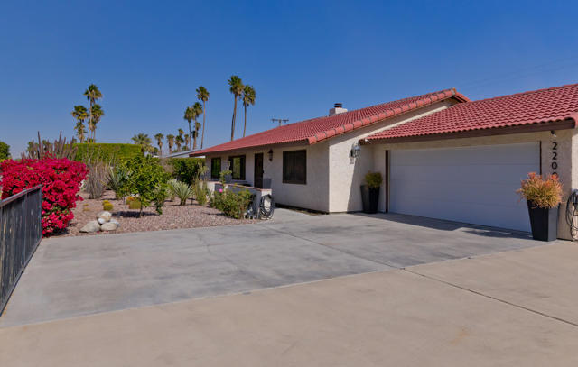 2200 E Acacia, Palm Springs CA: https://media.crmls.org/mediaz/41fb279d-36fd-4519-966b-14fe20b21035.jpg