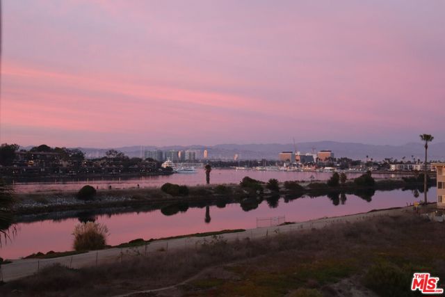 6220 Pacific Avenue, Playa del Rey CA: https://media.crmls.org/mediaz/41fc3447-00fe-425b-a1a4-6627860d615a.jpg