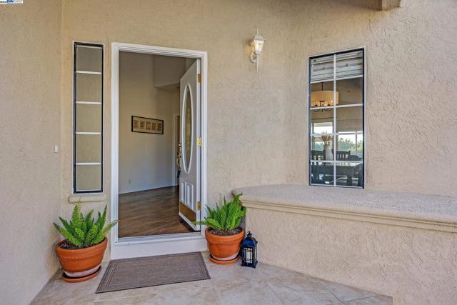 2380 Wayfarer Dr, Discovery Bay CA: https://media.crmls.org/mediaz/41fd3981-9d82-4ad0-984d-d52561c76d50.jpg