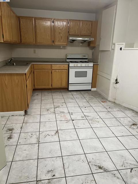 909 Alice St, Oakland CA: https://media.crmls.org/mediaz/41ff3c6d-7275-4690-83d8-136cedc84c73.jpg