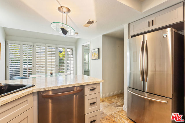 13082 Mindanao Way, Marina del Rey CA: https://media.crmls.org/mediaz/42006f42-a8eb-41d1-ac5c-2bd3fc5ff4ab.jpg