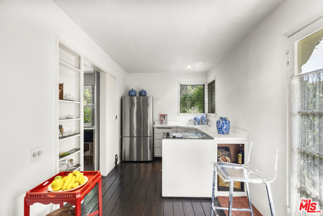 10941 Peach Grove Street, Toluca Lake CA: https://media.crmls.org/mediaz/42012d65-d2b3-403a-a0d9-732c6f6e4ae3.jpg