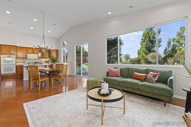 987 Palencia Ct, Chula Vista CA: https://media.crmls.org/mediaz/4201a6ce-05d6-4427-a06d-da8fda2d895f.jpg