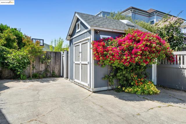 1042 Santa Clara Ave, Alameda CA: https://media.crmls.org/mediaz/4202395c-1964-46e5-9b27-277a637a6733.jpg