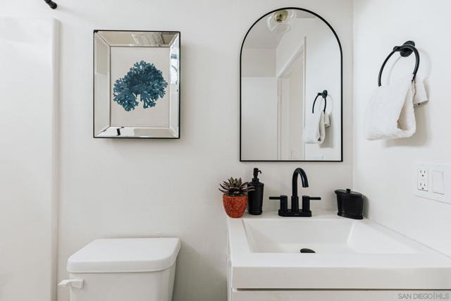 4652 Don Lorenzo Dr, Los Angeles CA: https://media.crmls.org/mediaz/4202f45f-1ba3-41f5-b560-575797a5d53a.jpg