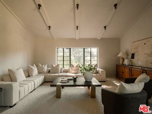 4790 Galendo Street, Woodland Hills CA: https://media.crmls.org/mediaz/42036667-ee09-4222-9045-4741bf306ab7.jpg
