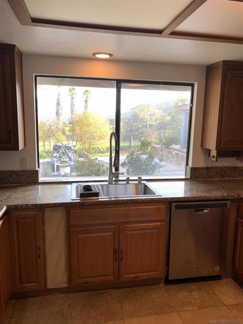 9109 Huntley Road, Fallbrook CA: https://media.crmls.org/mediaz/4203e8b3-3f3a-40dc-b6c0-8c682e5f8c33.jpg