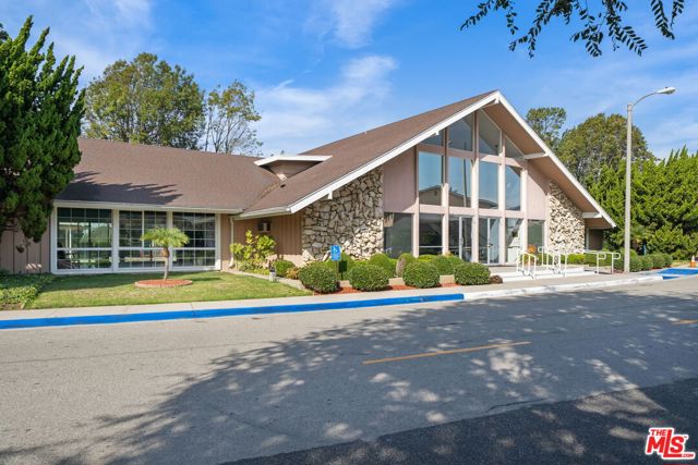 3500 W Manchester Boulevard, Inglewood CA: https://media.crmls.org/mediaz/4203fed2-83ed-4400-bbaf-eb48dac9600b.jpg