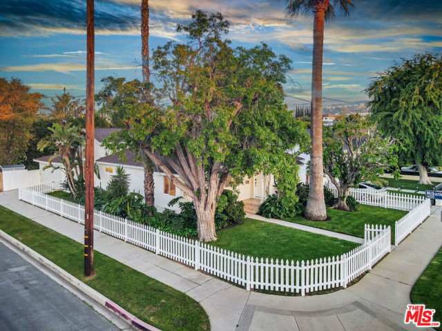 4476 Calhoun Avenue, Sherman Oaks CA: https://media.crmls.org/mediaz/4204ba1b-dcea-4dea-9282-531e4dc314c4.jpg