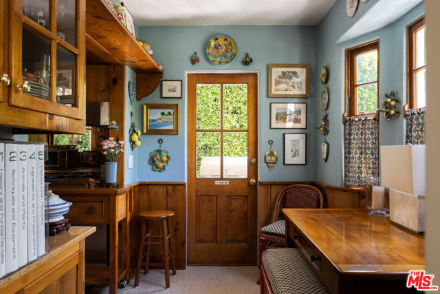 1612 Sunset Plaza Drive, Los Angeles CA: https://media.crmls.org/mediaz/42070f4a-d890-4f36-a461-ca88a9e0ce71.jpg