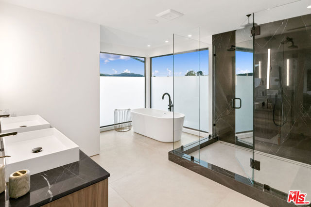 11428 Dona Lola Drive, Studio City CA: https://media.crmls.org/mediaz/42081fd2-9792-42df-a49d-ec904dc42edd.jpg