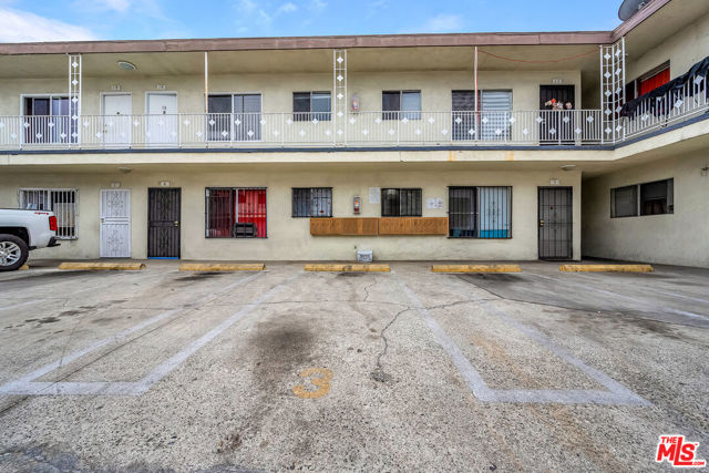 1087 W 39th Street, Los Angeles CA: https://media.crmls.org/mediaz/420832e6-ec50-4f6e-966b-725cbf083a26.jpg