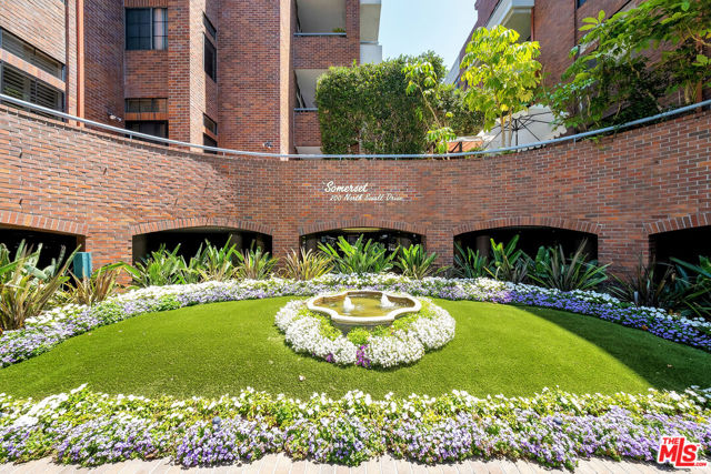 200 N Swall Drive, Beverly Hills CA: https://media.crmls.org/mediaz/4208d1f7-f369-4b8f-8ada-35a06c1716e6.jpg