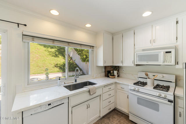 1569 Burning Tree Drive, Thousand Oaks CA: https://media.crmls.org/mediaz/420901d6-2df7-4c53-9c9d-5c6a60af51a1.jpg