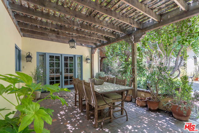 809 S Muirfield Road, Los Angeles CA: https://media.crmls.org/mediaz/42099041-b58b-4de7-a1bf-2b805f4af123.jpg