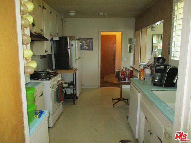 10421 S 1st Avenue, Inglewood CA: https://media.crmls.org/mediaz/42099ac8-b863-4af3-a467-a251ecc57870.jpg