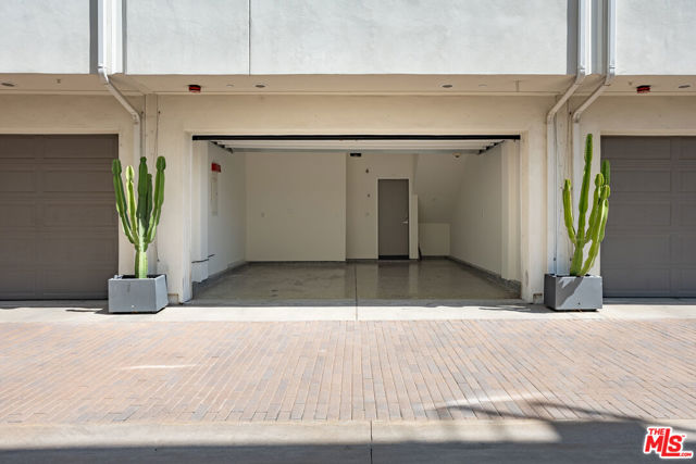6067 W Studio Court, Los Angeles CA: https://media.crmls.org/mediaz/420a55c3-8f2e-433f-a442-37bb69ccf421.jpg