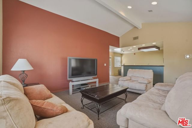 675 Oak Run Trail, Oak Park CA: https://media.crmls.org/mediaz/420a97b9-6487-4f46-9077-aa4ba322b361.jpg