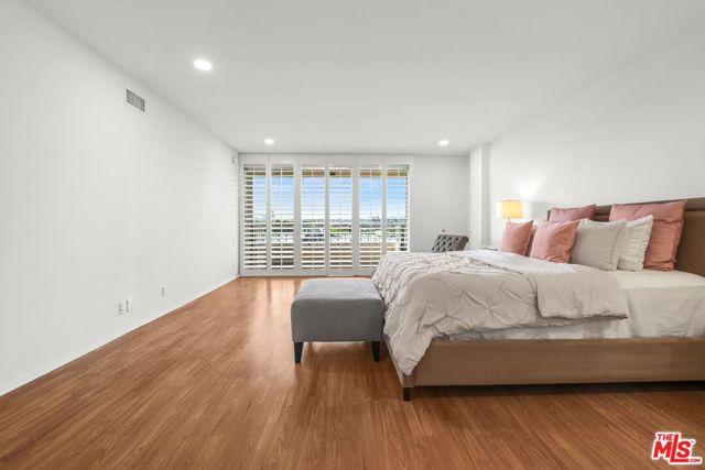 339 N Palm Drive, Beverly Hills CA: https://media.crmls.org/mediaz/420b83fe-6ce0-43ab-93b0-4f6916591875.jpg