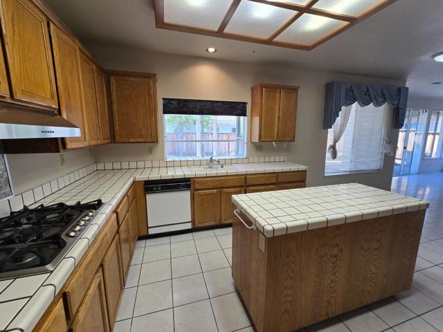 1204 Pickford Way, Salinas CA: https://media.crmls.org/mediaz/420c1787-d854-4c74-b3bf-7678f3595e9f.jpg