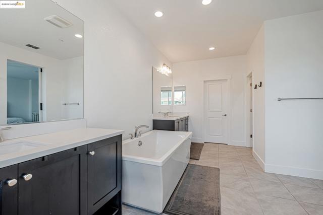 2281 Garden Farms Ave, Lathrop CA: https://media.crmls.org/mediaz/420c5f9b-e2de-49b2-950d-0d0ea56bfba1.jpg