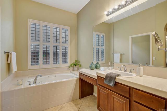 2706 VALLEYCREEK CIR, Chula Vista CA: https://media.crmls.org/mediaz/420ce81e-a5c7-403f-9fa1-dbec9062e633.jpg