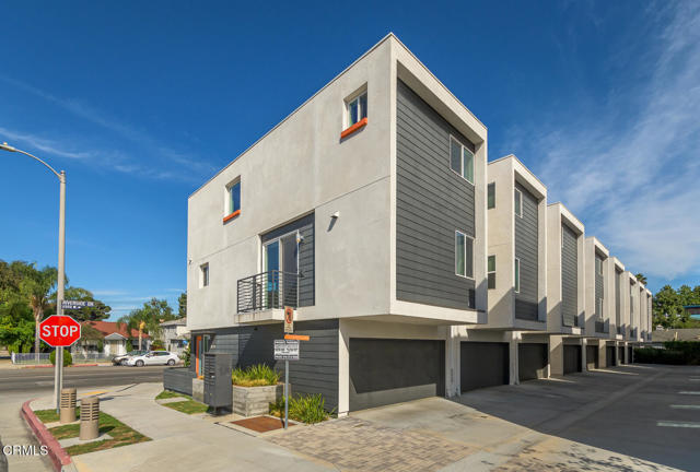 11594 Riverside Drive, North Hollywood CA: https://media.crmls.org/mediaz/420cf4e5-c430-41a3-8e98-52ae16248d6a.jpg