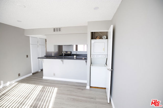 1013 Allen Avenue, Glendale CA: https://media.crmls.org/mediaz/420e15b9-8bc6-4c37-a21a-d2b464cf60c8.jpg