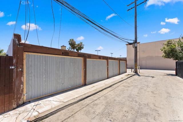 4358 64 36th St, San Diego CA: https://media.crmls.org/mediaz/420e2c7f-5e0b-43c0-b9cb-d06fa89dfba6.jpg