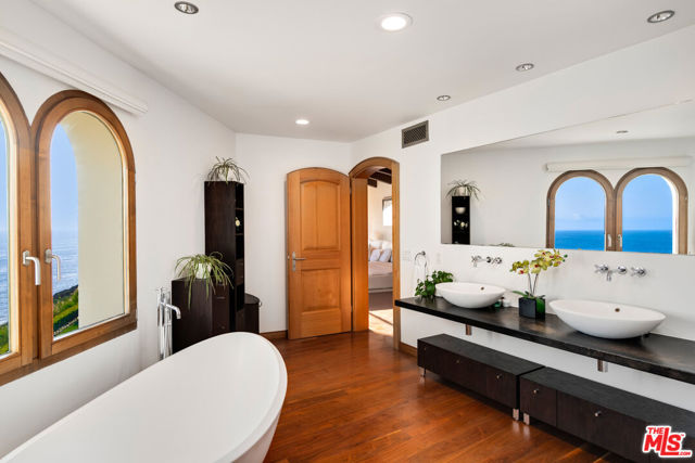 32804 Pacific Coast Highway, Malibu CA: https://media.crmls.org/mediaz/420e5cef-f8ca-4cc5-b062-d0f088961fdf.jpg