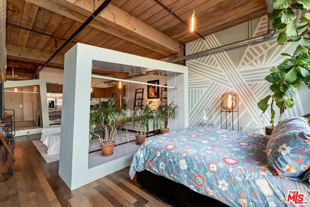 530 S Hewitt Street, Los Angeles CA: https://media.crmls.org/mediaz/420ea6c8-973b-40d2-90e0-733a6a46e59a.jpg