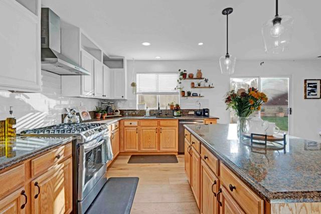 2425 Glenview Drive, Hollister CA: https://media.crmls.org/mediaz/42100a5e-d4dd-4d63-a298-da20ba0722c7.jpg