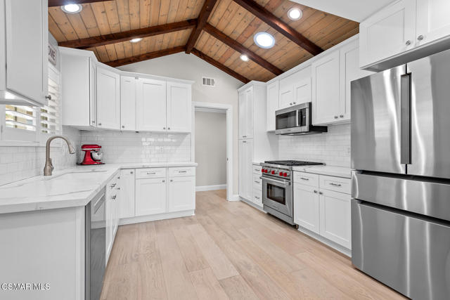 364 Longwood Court, Thousand Oaks CA: https://media.crmls.org/mediaz/4210a2d5-21a5-4d61-b519-e218129f7b04.jpg
