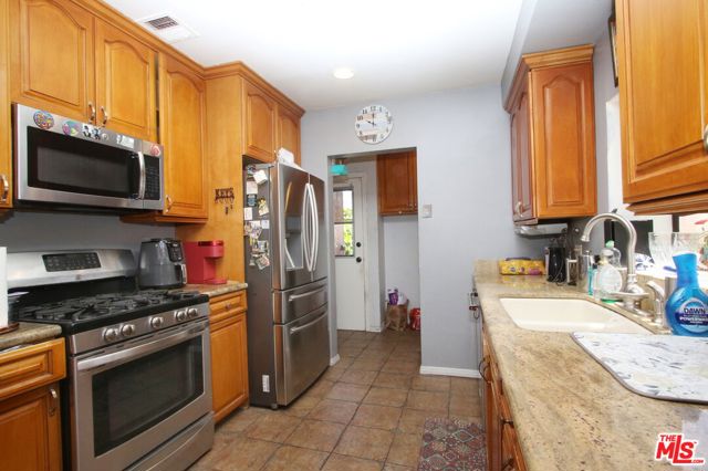 1807 Cochran Place, Los Angeles CA: https://media.crmls.org/mediaz/4210efe5-131d-4051-b278-58ef2a0fd93c.jpg