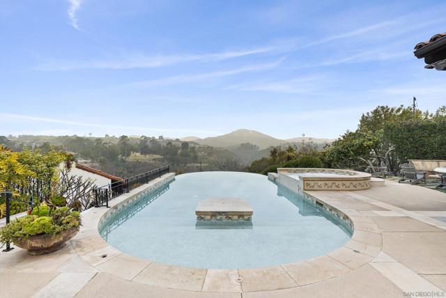 6152 Avenida Del Duque, Rancho Santa Fe CA: https://media.crmls.org/mediaz/42110724-2c3e-4393-866b-1874c9cb3701.jpg