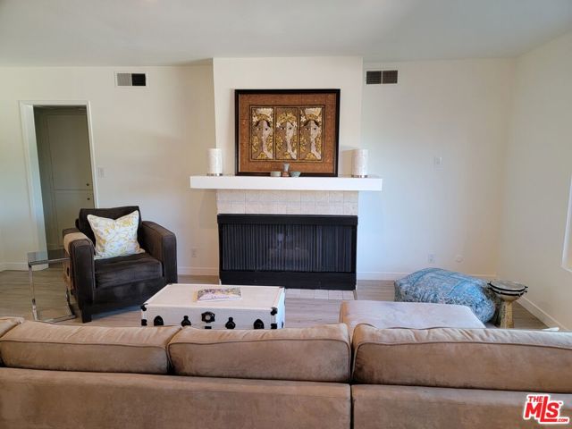 10707 Camarillo Street, 309 photo 8